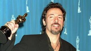 Bruce Springsteen 1994 mit seinem Oscar für den Film-Song Streets of Philadelphia (Foto: dpa/picture-alliance)