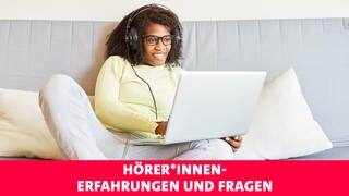 Frau mit Laptop und Kopfhörer auf Sofa zu Hause hört Podcasts (Foto: picture-alliance / Reportdienste, Zoonar | Robert Kneschke)