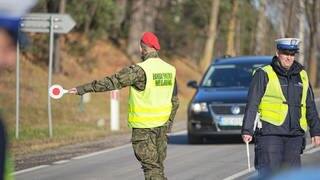 Ein Militärpolizist kontrolliert Fahrzeuge nahe des Grenzübergangs Kusnica an der Grenze zwischen Polen und Belarus. (Foto: picture-alliance / Reportdienste, picture alliance/dpa | Michael Kappeler)