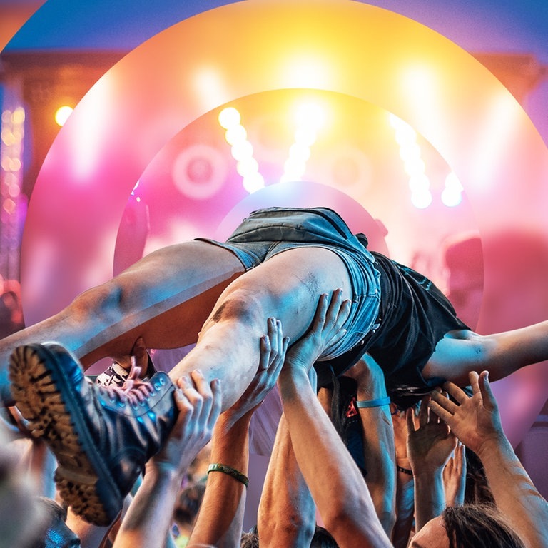 Eine Frau beim Crowdsurfen auf einem Live-Konzert (Foto: F-Stop Production & Dziurek)