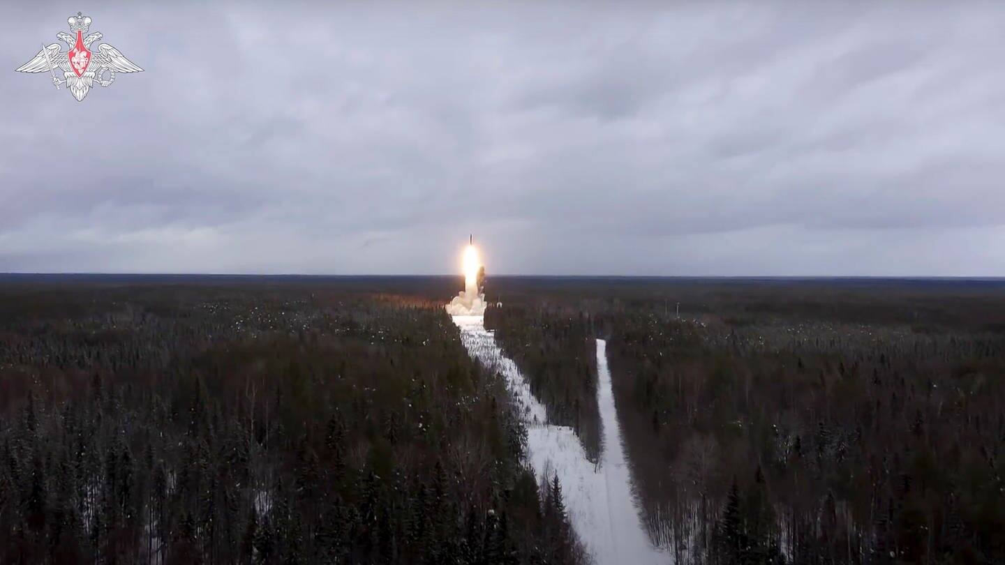 Raketenstart in Russland (Foto: dpa Bildfunk, picture alliance/dpa/Russian Defense Ministry Press Service/AP | Uncredited)