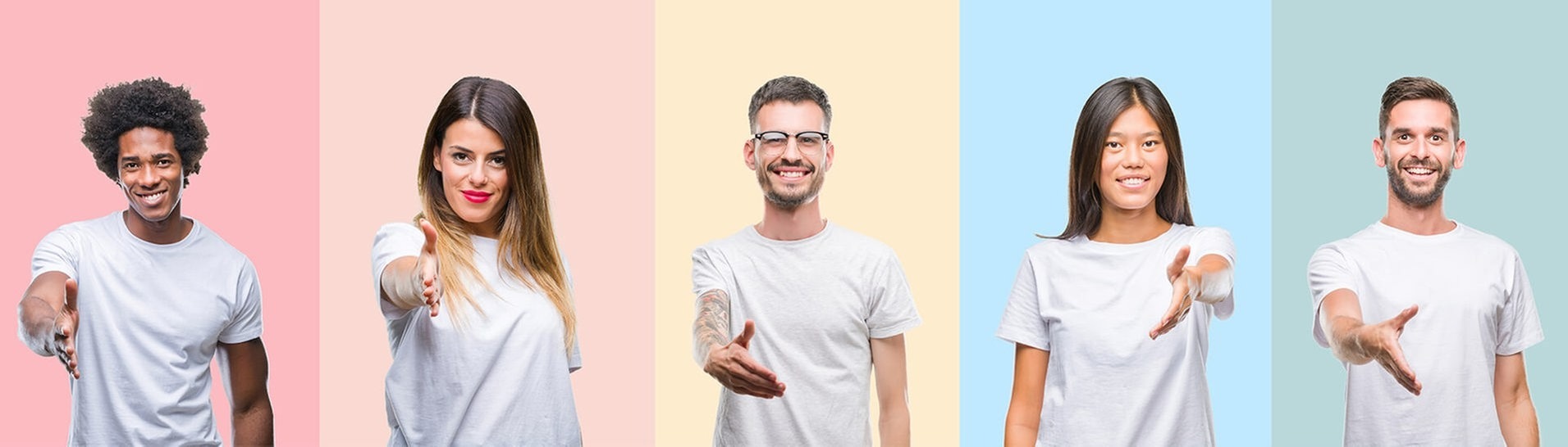 Freundliche Menschen reichen die Hand (Foto: Adobe Stock/Krakenimages.com)