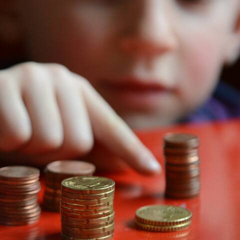 Warum Jungs in Sachen Taschengeld oft noch bevorzugt werden (Foto: picture alliance / dpa / Jens Kalaene)