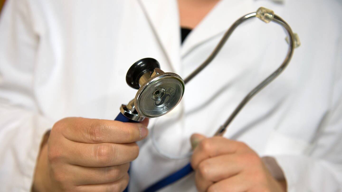 Arzt mit Stetoskop (Foto: dpa/picture-alliance)