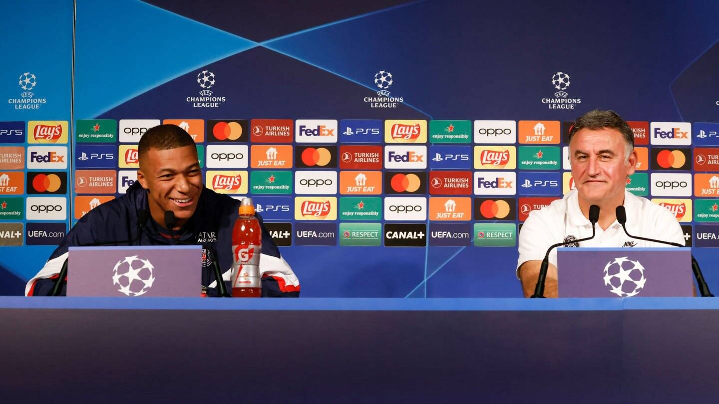 Kylian Mbappé und Christophe Galtier vom französischen Fußballverein Paris Saint-Germain bei einer Pressekonferenz (Foto: dpa Bildfunk, Picture Alliance)