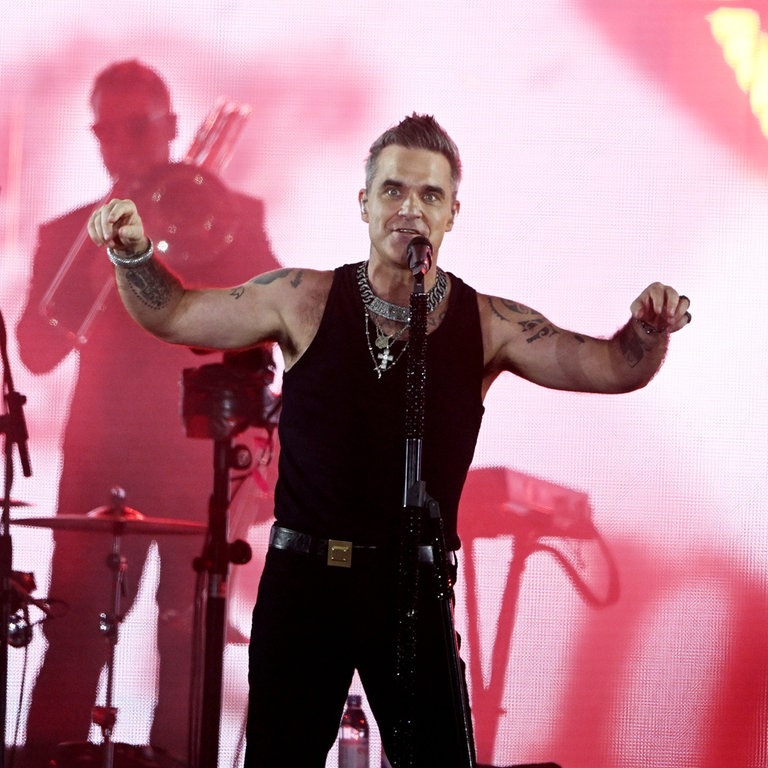 Robbie Williams bei seinem Open Air Konzert in München 2022 (Foto: picture-alliance / Reportdienste, Picture Alliance)