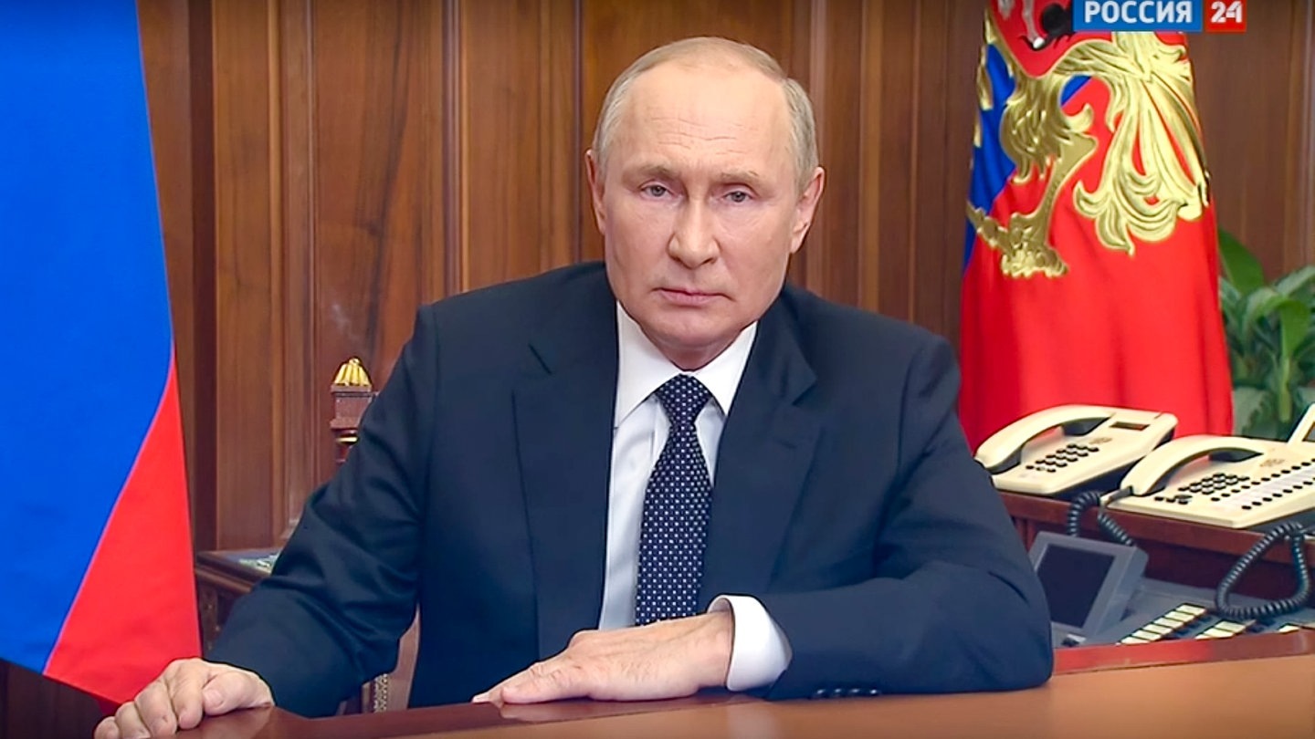 Foto: dpa Bildfunk, picture alliance/dpa/Russian Presidential Press Service/AP | Uncredited Der russische Präsident Wladimir Putin sitzt an einem Schreibtisch (Foto: dpa Bildfunk, picture alliance/dpa/Russian Presidential Press Service/AP | Uncredited)