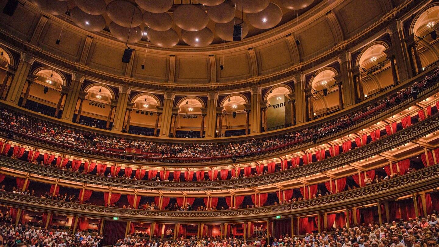 Viele Menschen sind in einem vollbesetzten Konzertsaal zu sehen. (Foto: picture-alliance / Reportdienste, Picture Alliance)