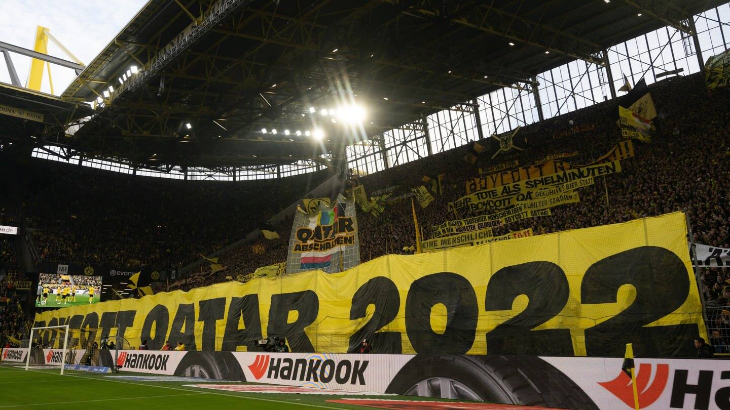 Dortmund-Fans fordern einen Boykott der WM in Katar (Foto: dpa Bildfunk, picture alliance/dpa | Bernd Thissen)