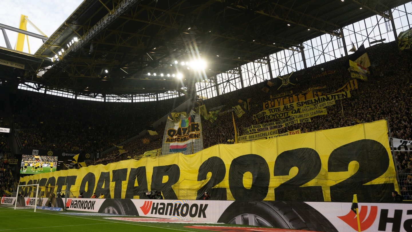 Foto: dpa Bildfunk, picture alliance/dpa | Bernd Thissen Dortmund-Fans fordern einen Boykott der WM in Katar (Foto: dpa Bildfunk, picture alliance/dpa | Bernd Thissen)