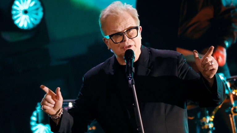 Sänger Herbert Grönemeyer steht auf der Bühne und singt einen seiner Hits bei der Sendung „Wetten, dass…?“ (Foto: dpa Bildfunk, Picture Alliance)