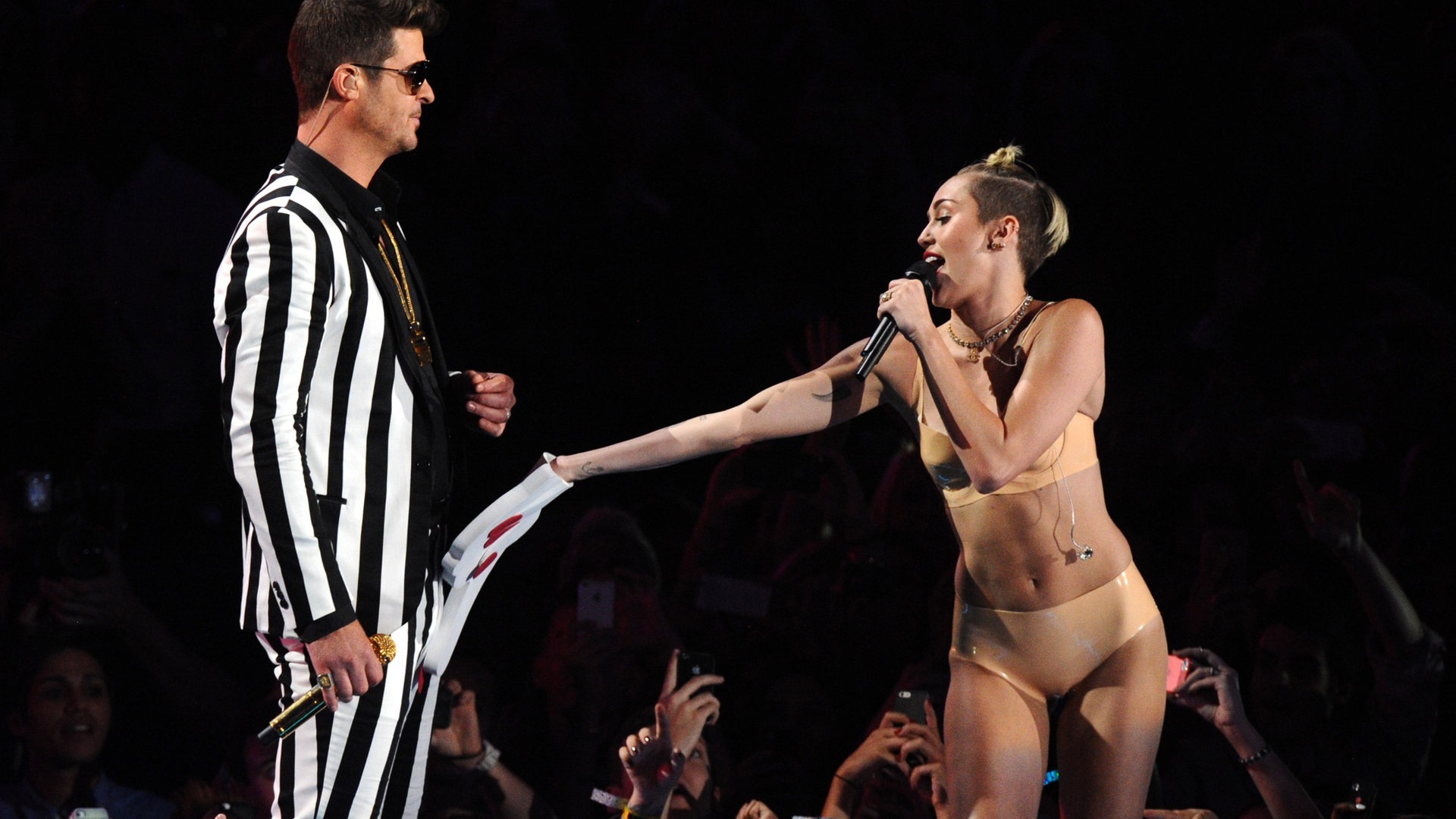 Foto: picture-alliance / Reportdienste, Picture Alliance Robin Thicke und Miley Cyrus performen bei den MTV Music Awards 2013. (Foto: picture-alliance / Reportdienste, Picture Alliance)