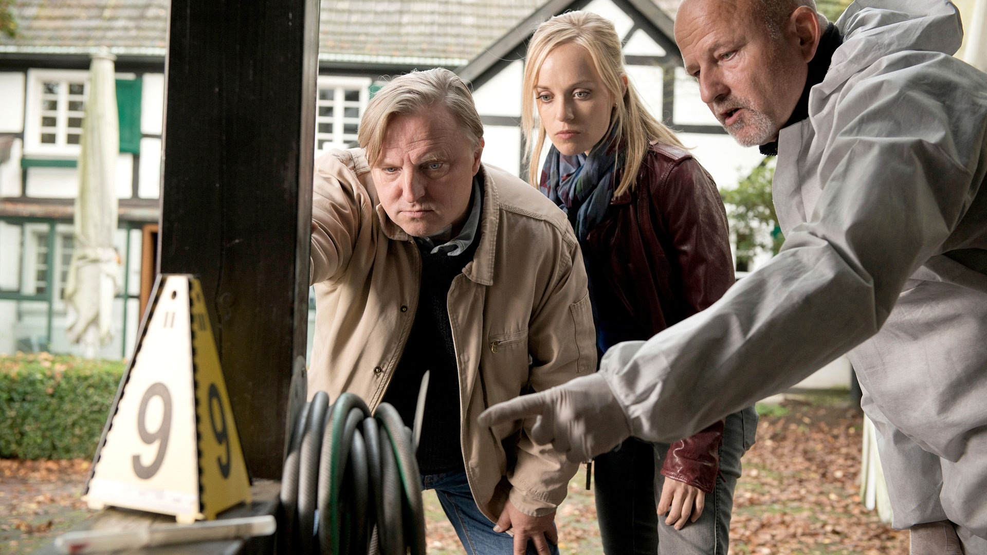 Zwei Männer und eine Frau schauen sich einen Tatort an (Foto: ard-foto s2-intern/extern)