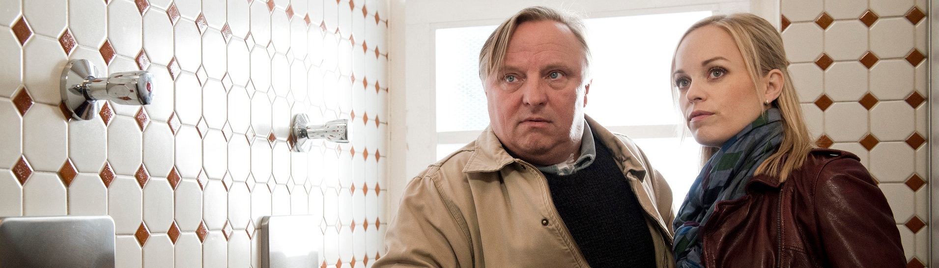 Ein Mann und eine Frau stehen in einer Männertoilette (Foto: ard-foto s2-intern/extern)