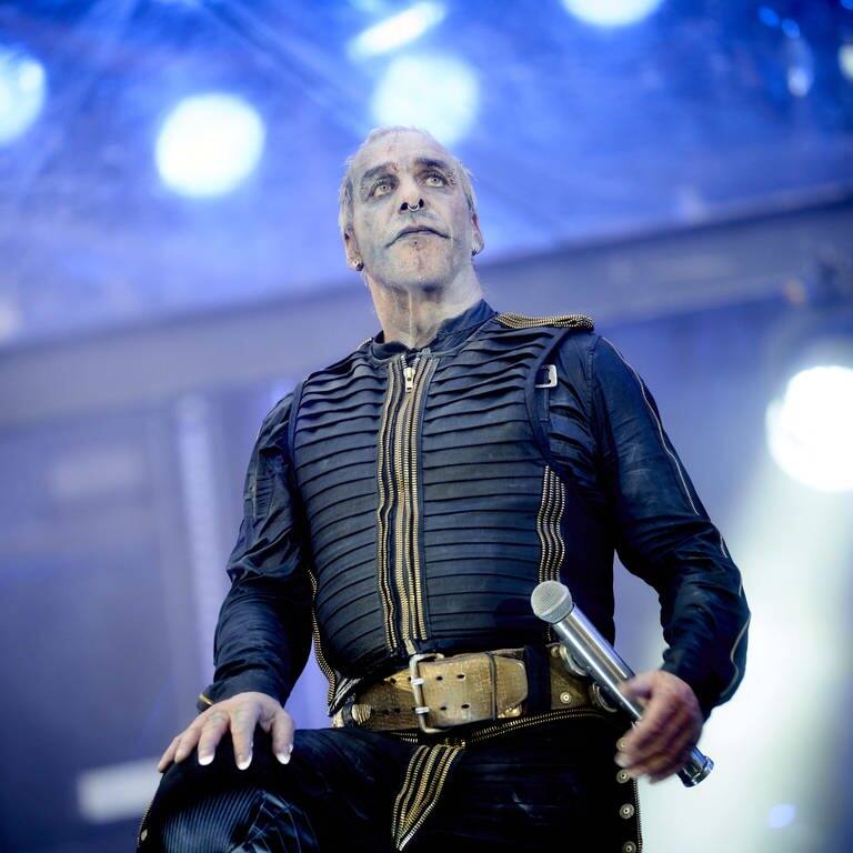 Till Lindemann, Sänger der Band Rammstein, in Kostüm und mit Mirkofon in der Hand auf der Konzert-Bühne. (Foto: picture-alliance / Reportdienste, Jens Koch)