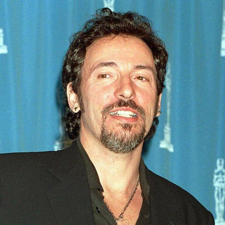 Bruce Springsteen 1994 mit seinem Oscar für den Film-Song Streets of Philadelphia (Foto: dpa/picture-alliance)