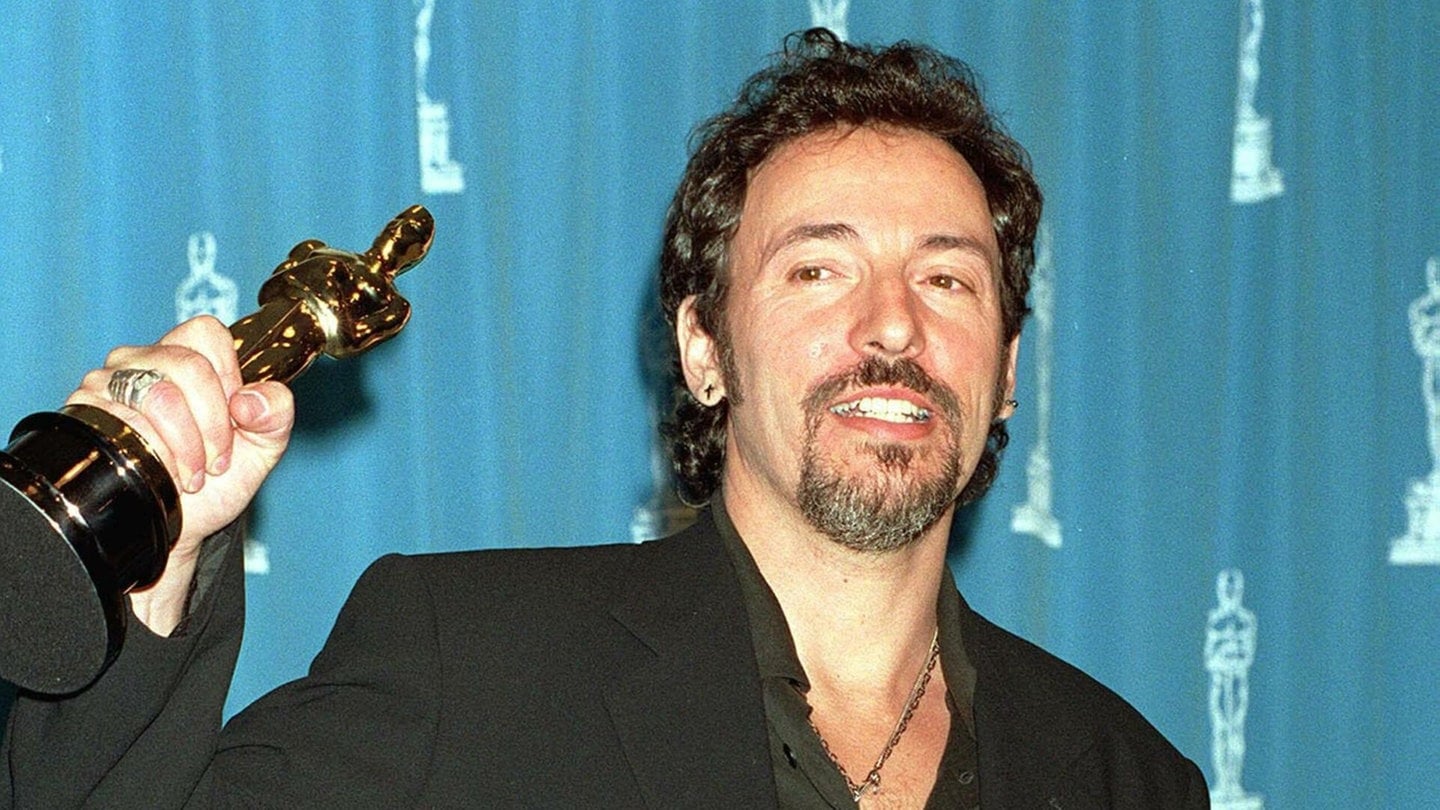 Foto: dpa/picture-alliance Bruce Springsteen 1994 mit seinem Oscar für den Film-Song Streets of Philadelphia (Foto: dpa/picture-alliance)