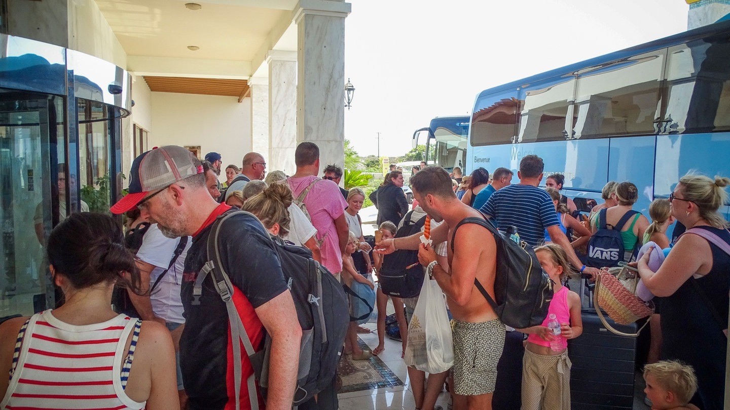 Waldbrände in Griechenland: Wenn der Urlaub zum Albtraum wird (Foto: picture-alliance / Reportdienste, picture alliance/dpa/Eurokinissi/AP | Argyris Mantikos)