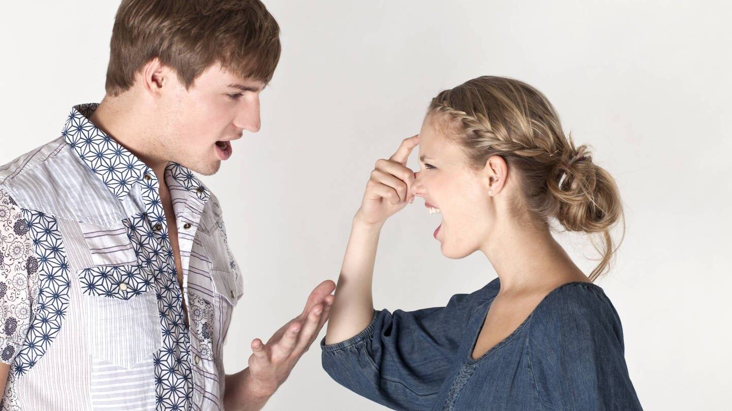 Ein junges Paar streitet (Foto: IMAGO, IMAGO / imagebroker)
