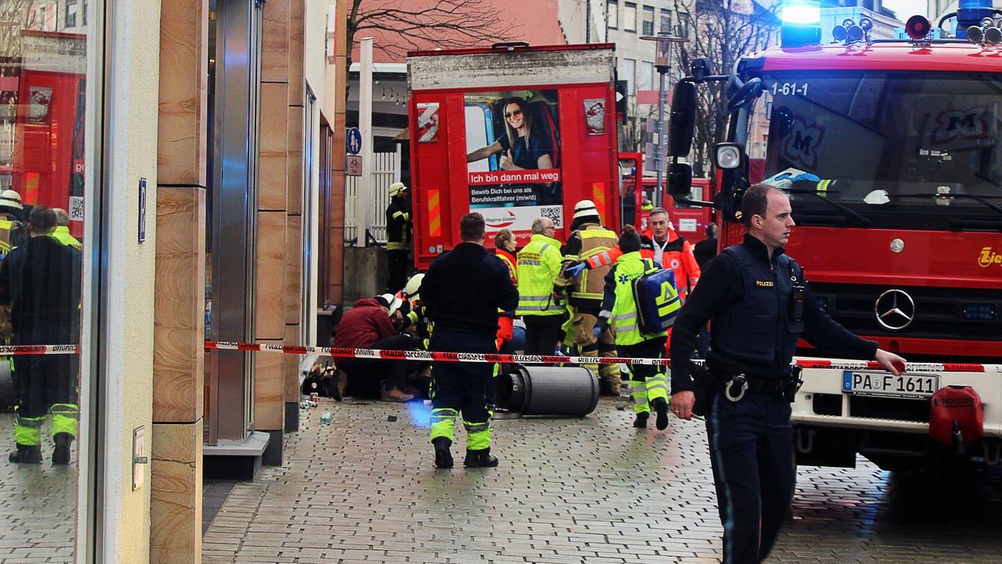 In Passau gab es einen Unfall mit einem Lkw. Einsatzkräfte sperren den Bereich ab. (Foto: dpa Bildfunk, picture alliance/dpa/Zema Medien)