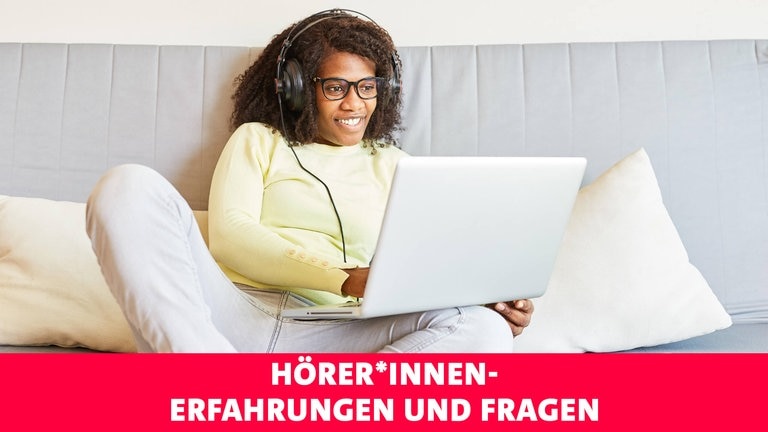 Frau mit Laptop und Kopfhörer auf Sofa zu Hause hört Podcasts (Foto: picture-alliance / Reportdienste, Zoonar | Robert Kneschke)