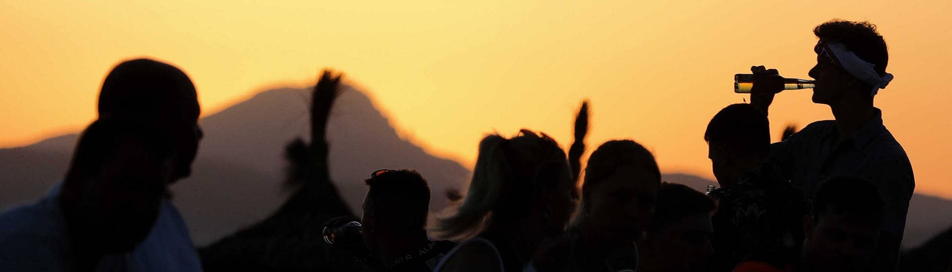 Menschen feiern eine Party im Sonnenuntergang (Foto: picture-alliance / Reportdienste, Picture Alliance)