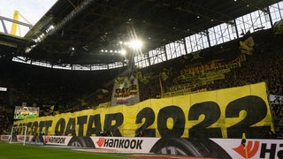 Dortmund-Fans fordern einen Boykott der WM in Katar (Foto: dpa Bildfunk, picture alliance/dpa | Bernd Thissen) Dortmund-Fans fordern einen Boykott der WM in Katar