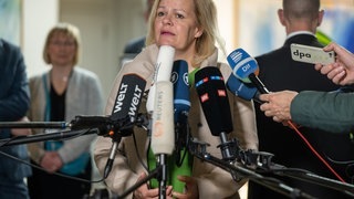 Bundesinnenministerin Nancy Faeser steht vor Reportern und spricht. Viele Mikrofone sind vor ihr aufgebaut. (Foto: dpa Bildfunk, picture alliance/dpa | Monika Skolimowska) Bundesinnenministerin Nancy Faeser steht vor Reportern und spricht. Viele Mikrofone sind vor ihr aufgebaut.