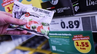 Penny bietet neun Produkte eine Woche lang viel teurer an (Foto: dpa Bildfunk, picture alliance/dpa | Oliver Berg) Penny bietet neun Produkte eine Woche lang viel teurer an
