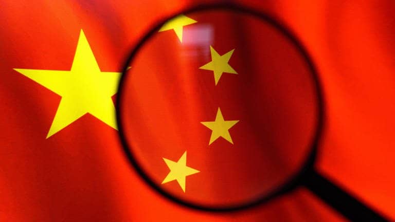 Flag of China seen displayed on a computer screen through a magnifying glass (Foto: picture-alliance / Reportdienste, picture alliance / Sipa USA | SOPA Images)