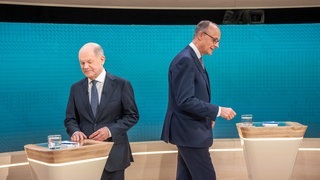 Bundeskanzler Olaf Scholz (SPD, l), steht neben Friedrich Merz, Unions Kanzlerkandidat und CDU Bundesvorsitzender, vor dem TV-Duell von ARD und ZDF (Foto: picture-alliance / Reportdienste, Michael Kappeler) Bundeskanzler Olaf Scholz (SPD, l), steht neben Friedrich Merz, Unions Kanzlerkandidat und CDU Bundesvorsitzender, vor dem TV-Duell von ARD und ZDF