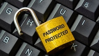 Top view of password protected text engraved on padlock with keyboard background (Foto: picture-alliance / Reportdienste, Zoonar | Jerome Maurice) Top view of password protected text engraved on padlock with keyboard background
