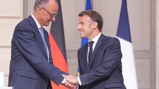 Wir wissen das ja alle: Der erste Tag im neuen Job ist aufregend, aber auch nicht so einfach. So fühlt sich heute ja vielleicht auch Friedrich Merz, der neue Bundeskanzler, am ersten richtigen Arbeitstag.
Lief heute alles nach Plan, oder gab’s schon wied