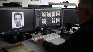 Phantombildzeichner Rainer Wortmann vom LKA-Stuttgart an seinem Arbeitsplatz: Einem PC mit einer rieseigen Bilddatenbank. Er gilt als einer der besten Phantombildzeichner Europas. (Foto: SWR, Laura Schiffler) Phantombildzeichner Rainer Wortmann vom LKA-Stuttgart an seinem Arbeitsplatz: Einem PC mit einer rieseigen Bilddatenbank. Er gilt als einer der besten Phantombildzeichner Europas.