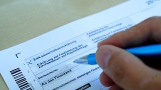 Symbolfoto;Symbolbild, Ausfuellen einer Einkommenssteuererklaerung, Steuererklaerung 2019 von Arbeitnehmer fuer das Finanzamt (Foto: picture-alliance / Reportdienste, Bildnachweis: picture alliance / Flashpic | Jens Krick) Symbolfoto;Symbolbild, Ausfuellen einer Einkommenssteuererklaerung, Steuererklaerung 2019 von Arbeitnehmer fuer das Finanzamt