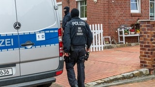 Polizisten durchsuchen ein Haus in Altdöbern bei Cottbus. Der Generalbundesanwalt geht gegen junge Männer vor, die einer mutmaßlichen rechtsextremen Terrorzelle angehören sollen (Foto: dpa Bildfunk, picture-alliance / Reportdienste, Bildnachweis: picture alliance/dpa | Frank Hammerschmidt) Polizisten durchsuchen ein Haus in Altdöbern bei Cottbus. Der Generalbundesanwalt geht gegen junge Männer vor, die einer mutmaßlichen rechtsextremen Terrorzelle angehören sollen