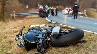 Ein beschädigtes Motorrad liegt an der Unfallstelle auf einer Wiese neben einer Landstraße im Landkreis Olpe. Ein Motorradfahrer ist mit seiner Maschine in eine Leitplanke geprallt und tödlich verletzt worden, wie die Polizei mitteilte. (Foto: picture-alliance / Reportdienste, picture alliance/dpa | Markus Klümper) Ein beschädigtes Motorrad liegt an der Unfallstelle auf einer Wiese neben einer Landstraße im Landkreis Olpe. Ein Motorradfahrer ist mit seiner Maschine in eine Leitplanke geprallt und tödlich verletzt worden, wie die Polizei mitteilte.