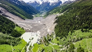 Das Dorf Blatten in der Schweiz gibt es nicht mehr. Wo vorher rund 300 Menschen gewohnt haben, ist nur noch Geröll, Fels und Wasser.