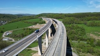 Auf der A45 wird eine Autobahnbrücke verschoben (Foto: SWR, Die Autobahn GmbH des Bundes / Niederlassung: Westfalen) Auf der A45 wird eine Autobahnbrücke verschoben