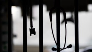 Wenn ihr eine Hausärztin oder einen Hausarzt habt, dann kann man euch fast schon gratulieren. Es wird nämlich immer schwieriger einen zu finden. Heute gabs neue Zahlen von der Bertelsmann-Stiftung.