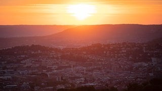 Die Sonne geht über der Stuttgarter Innenstadt auf