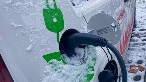 E-Auto wird an Ladestation geladen (Foto: picture-alliance / Reportdienste, picture-alliance)