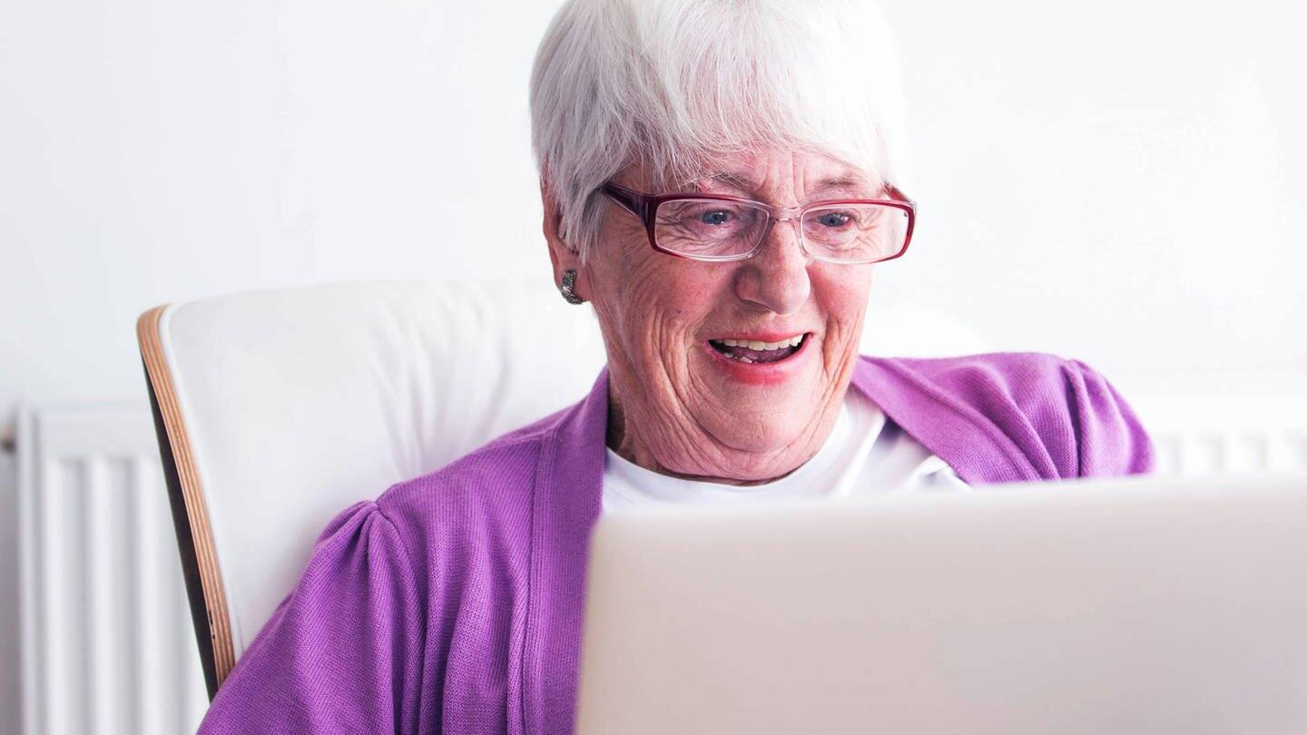 Großmutter am Laptop (Foto: picture-alliance / Reportdienste, picture-alliance)
