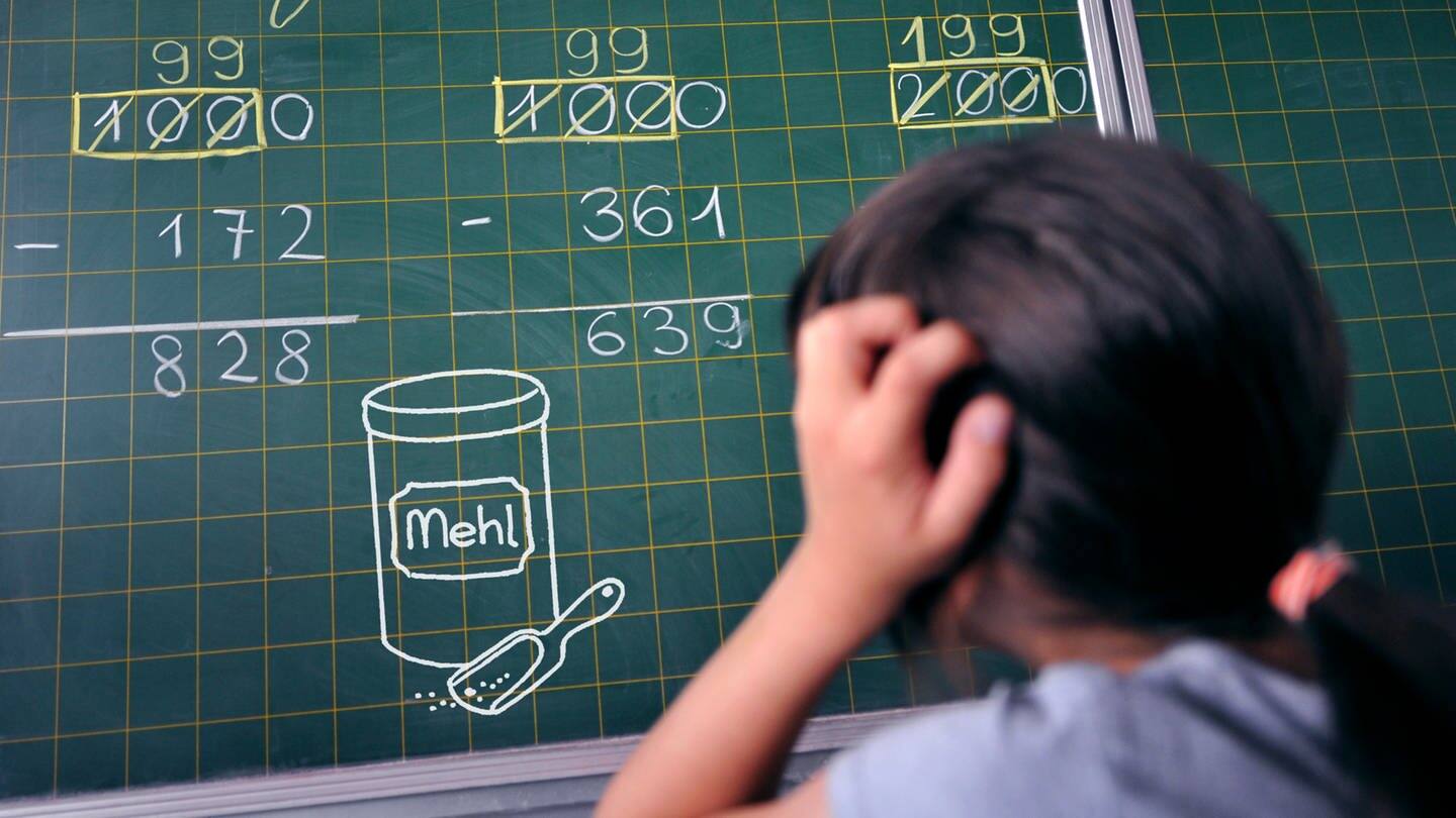 Schülerin rechnet Mehl an Tafel aus (Foto: picture-alliance / Reportdienste, picture-alliance)