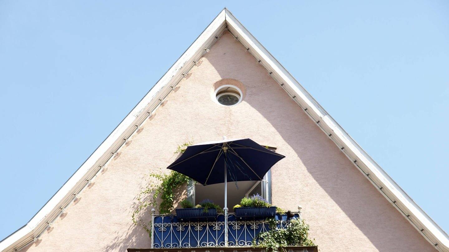 Dachgeschosswohnungen – Ein unsichtbares Problem (Foto: IMAGO, Gerd Wolpert)