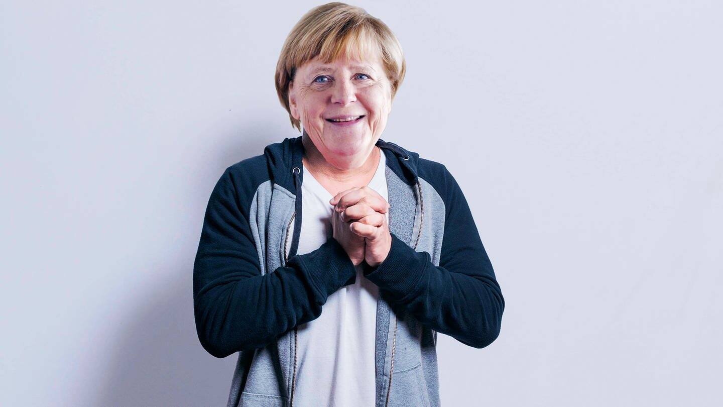 Merkel macht entschuldigende Geste (Foto: IMAGO, Thomas Trutschel)
