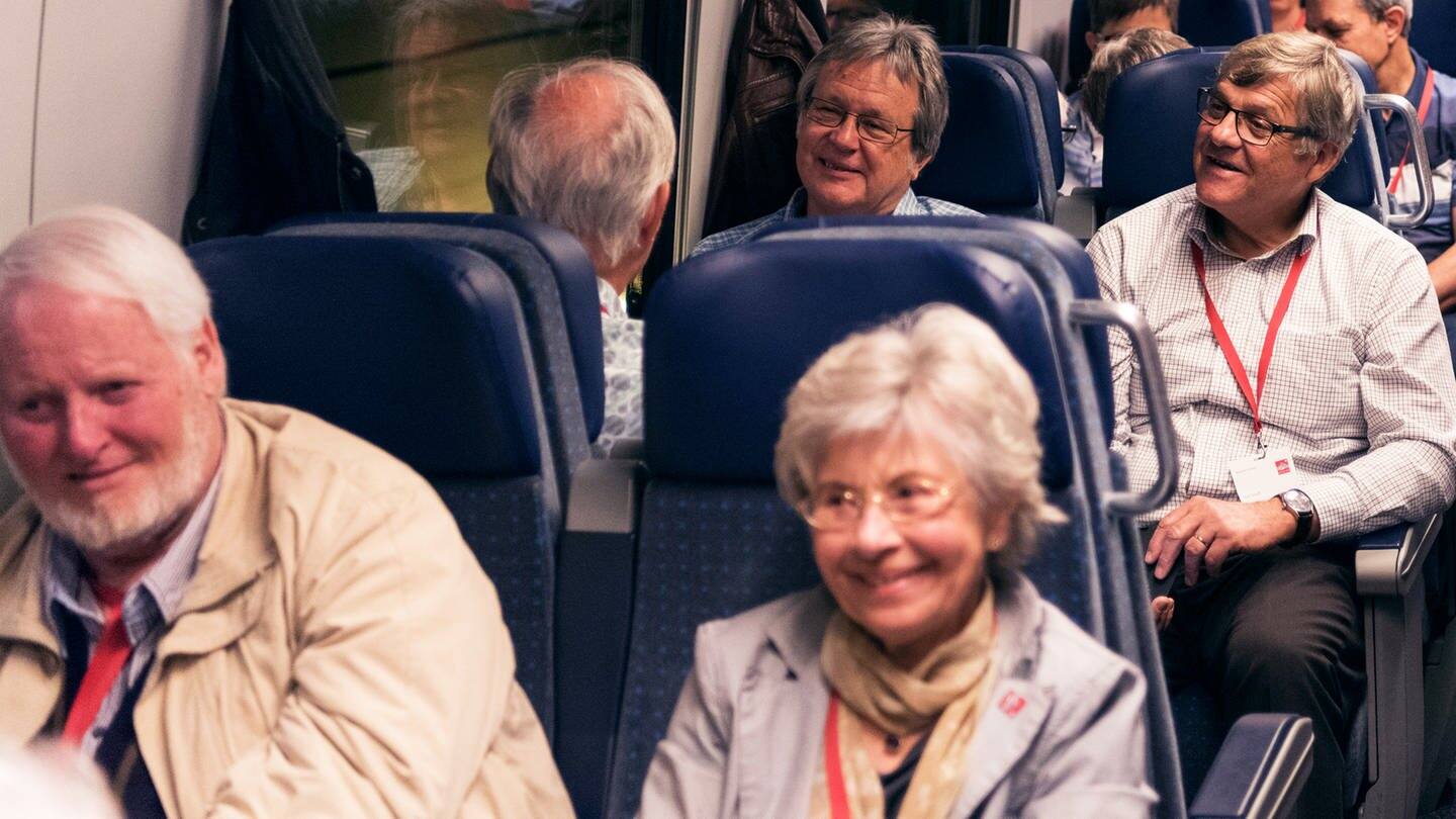 Senioren im Zug (Foto: picture-alliance / Reportdienste, Christian Beutler)