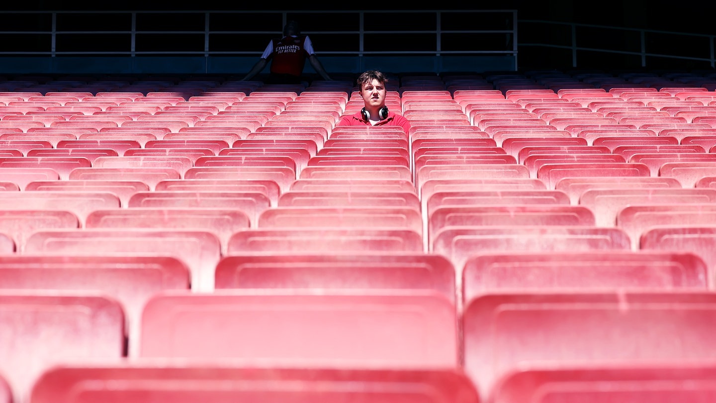 Leere Tribüne mit einer Person (Foto: picture-alliance / Reportdienste, Shaun Brooks)