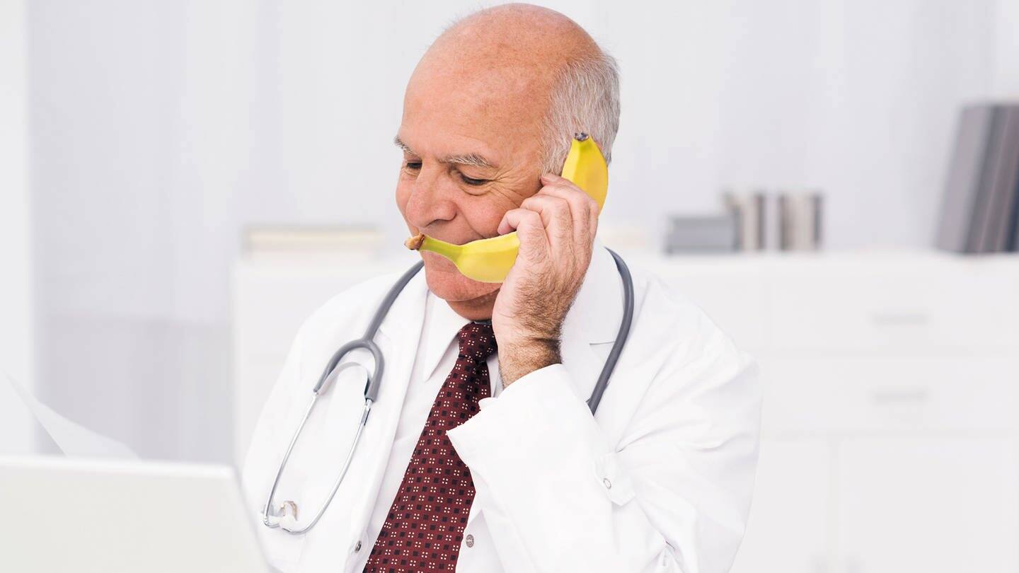 Alter Arzt telefoniert mit Banane (Foto: picture-alliance / Reportdienste, picture-alliance)