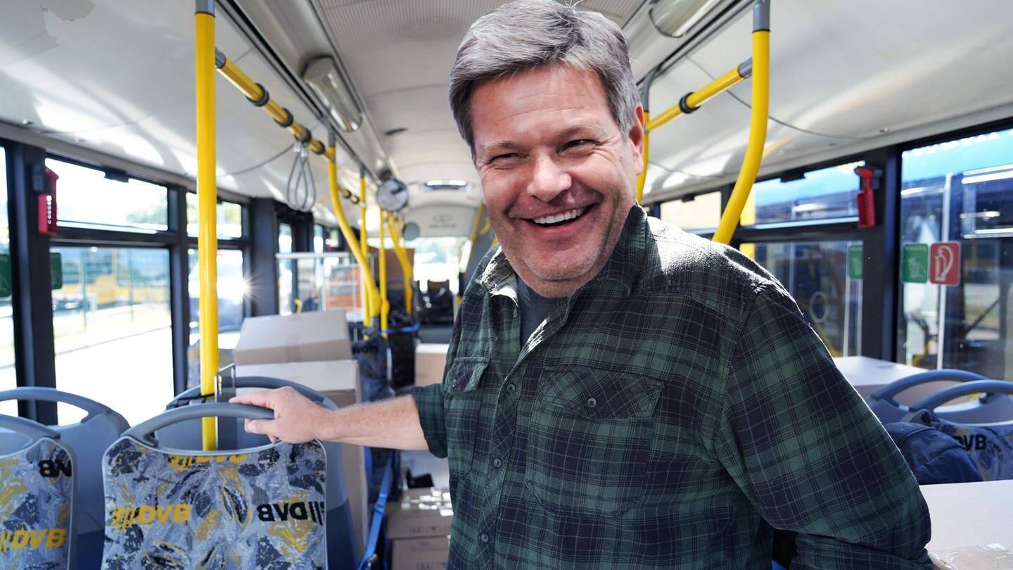 Habeck steht im Bus (Foto: IMAGO, xcitepress / Political-Moments)